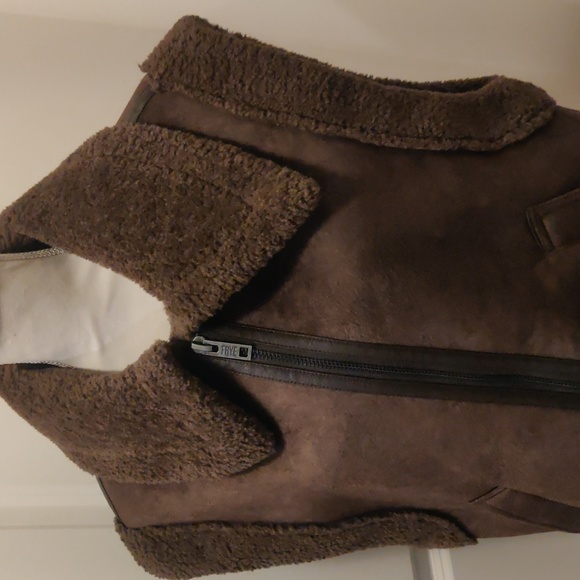 New! FRYE Faux Shearling Mocha brown Vest sz M - Picture 3 of 14